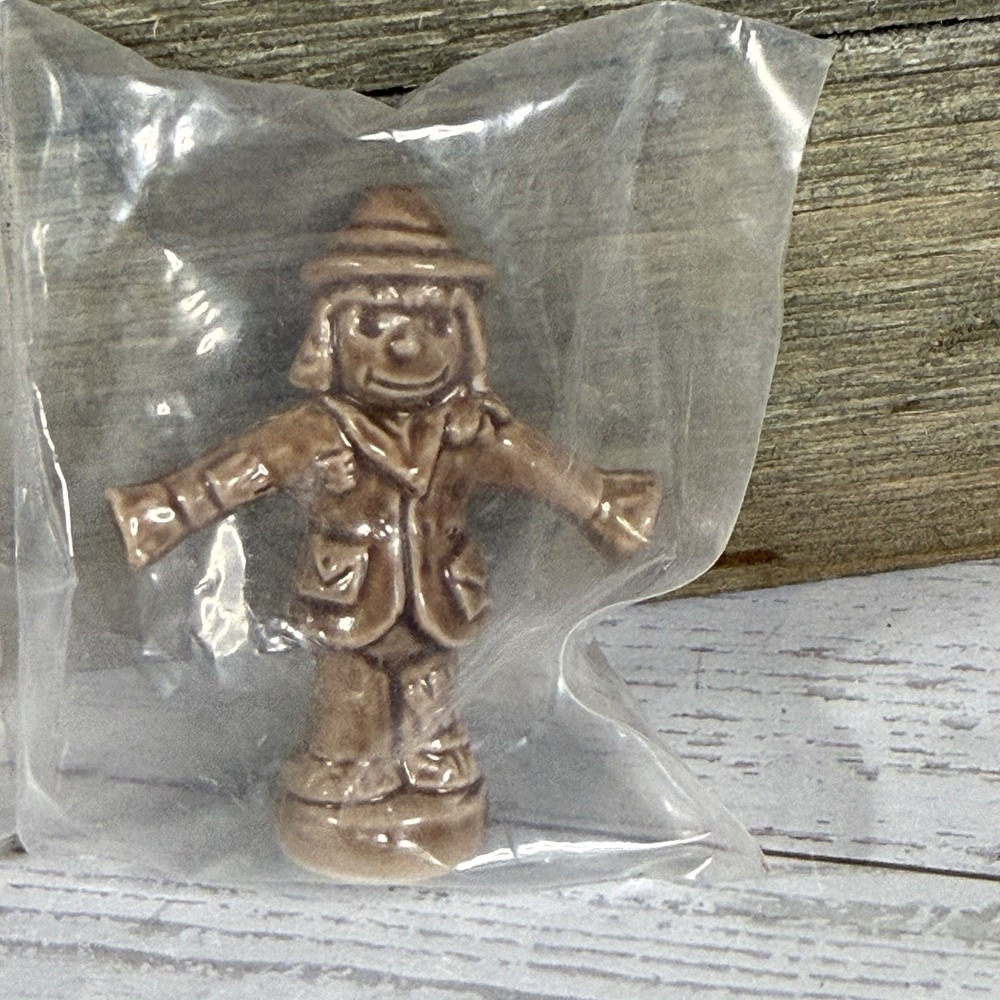 Wade Whimsies Calendar Scarecrow Fall Autumn Red Rose Tea Figurine Series
